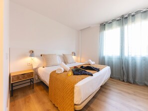 2 slaapkamers, een strijkplank/strijkijzer, internet, beddengoed