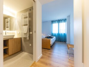 2 slaapkamers, een strijkplank/strijkijzer, internet, beddengoed