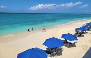 Plage, chaises longues, serviettes de plage