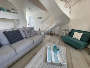 Smart TV, books, stereo - 7 Mile Beach Hidden Gem!  (Seven Mile Beach)