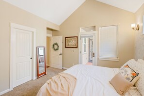 3 عدّة غرف نوم وخزنة داخل الغرفة ومكتب ومكواة/لوح كي