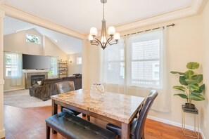 Dining - Luxe Retreat Near Columbia River Gorge & Multnomah Falls (Troutdale)