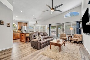 Téléviseur connecté, bureau, écran d’ordinateur