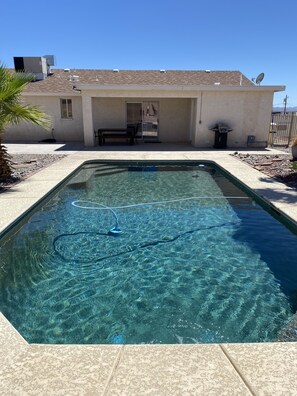 Una piscina al aire libre