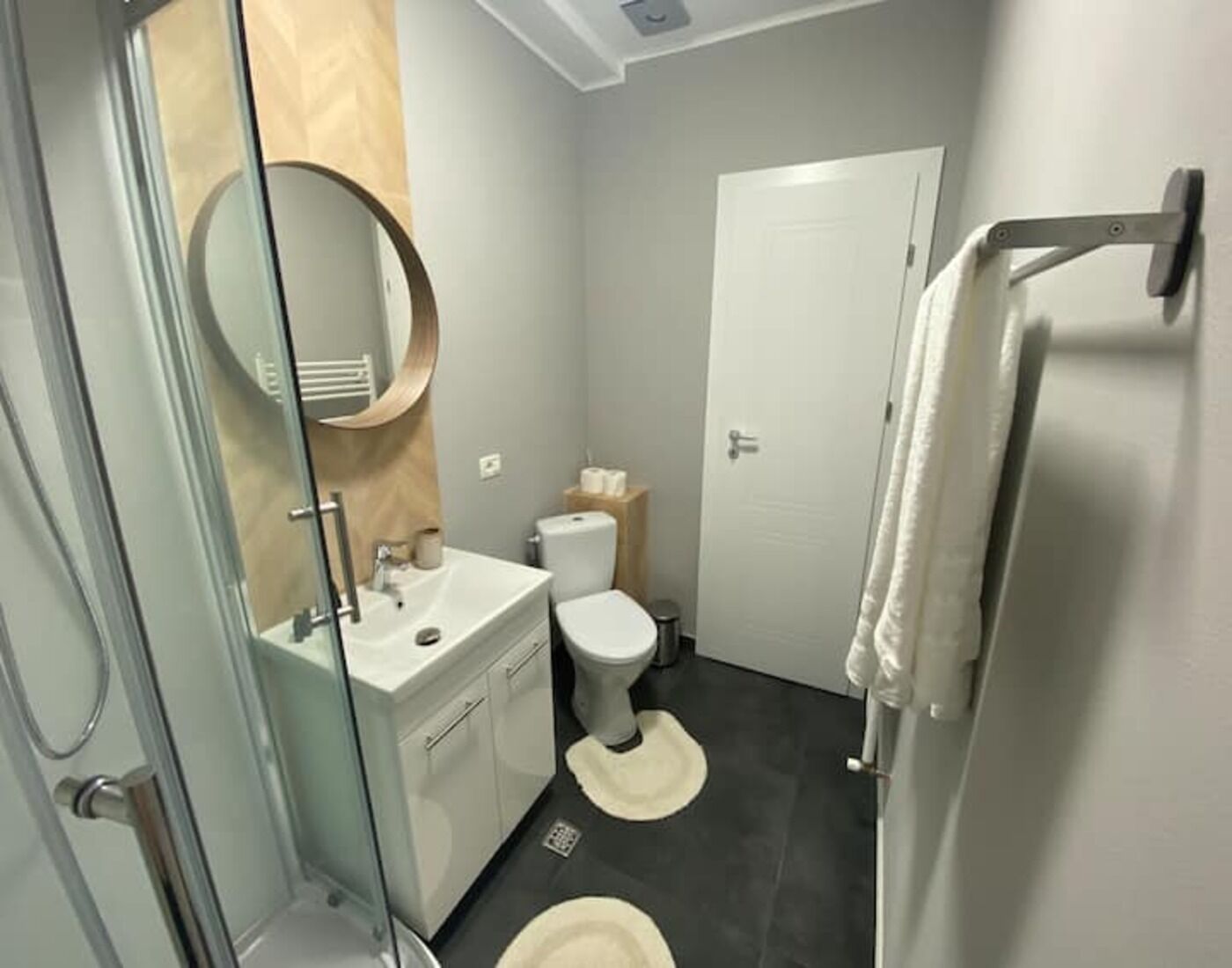 Douche, serviettes fournies, savon, papier toilette