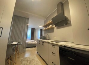 Mikrowelle, Herdplatte, Wasserkocher mit Kaffee-/Teezubehör