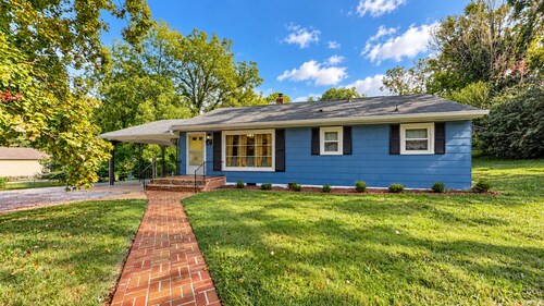 The Nifty Fifties 1950s cottage with a big yard, one mile from downtown Columbia