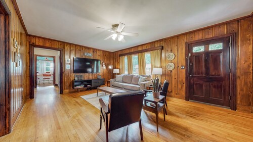 The Nifty Fifties 1950s cottage with a big yard, one mile from downtown Columbia