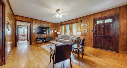 The Nifty Fifties 1950s cottage with a big yard, one mile from downtown Columbia