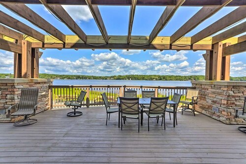 Serene Lakefront Retreat in Poconos: Beach, Pools, Gym, Fireplace & Pet-Friendly