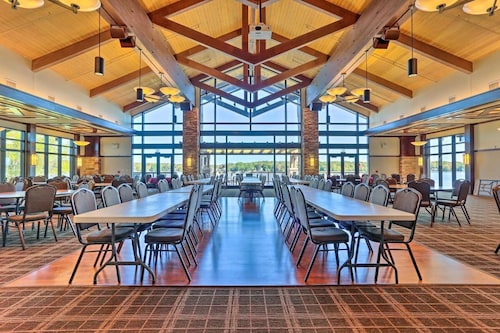Serene Lakefront Retreat in Poconos: Beach, Pools, Gym, Fireplace & Pet-Friendly