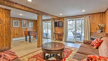 Smart TV, chimenea, futbolito y libros