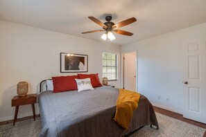 3 bedrooms, desk, iron/ironing board, free WiFi