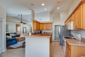 Kjøleskap, mikrobølgeovn, ovn og kokeplater