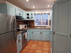 Réfrigérateur, four à micro-ondes, un four, surface de cuisson