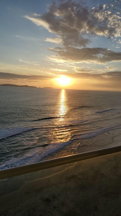 Relaxed Spanish beachfront condo w/private parking & private balcony ocean views