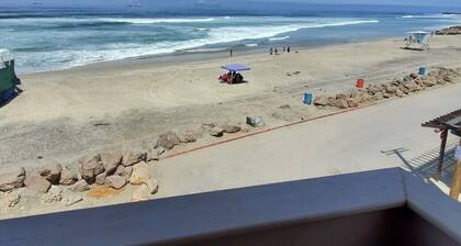 Relaxed Spanish beachfront condo w/private parking & private balcony ocean views