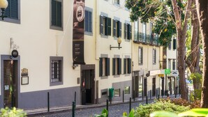 Vista de la calle de un edificio con letrero de museo y restaurante.