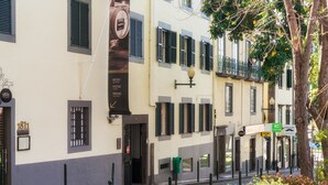 Un edificio con insegne per un museo, un bar di vini e un ristorante.