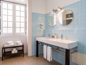 Douche, sèche-cheveux, serviettes fournies