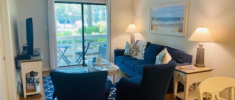 Smart TV, reproductor de DVD, mesa de ping pong, libros