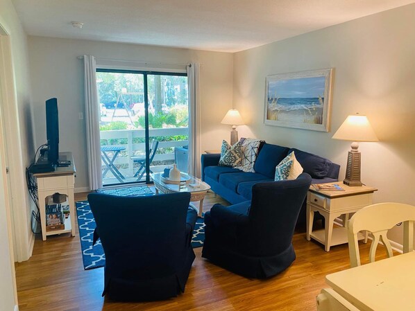 Smart TV, DVD player, table tennis, books - The beach is calling.. Your beachside oasis awaits! 2Bd/2B with Many amenities (Hilton Head Island)