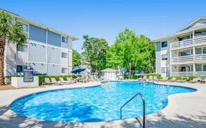 Una piscina al aire libre, una piscina climatizada