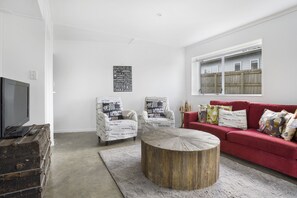 Apartment | Living area | 42-inch TV with cable channels