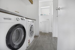 Apartment | Laundry - Bright 3-Bedroom Unit - WiFi & Parking (Auckland)