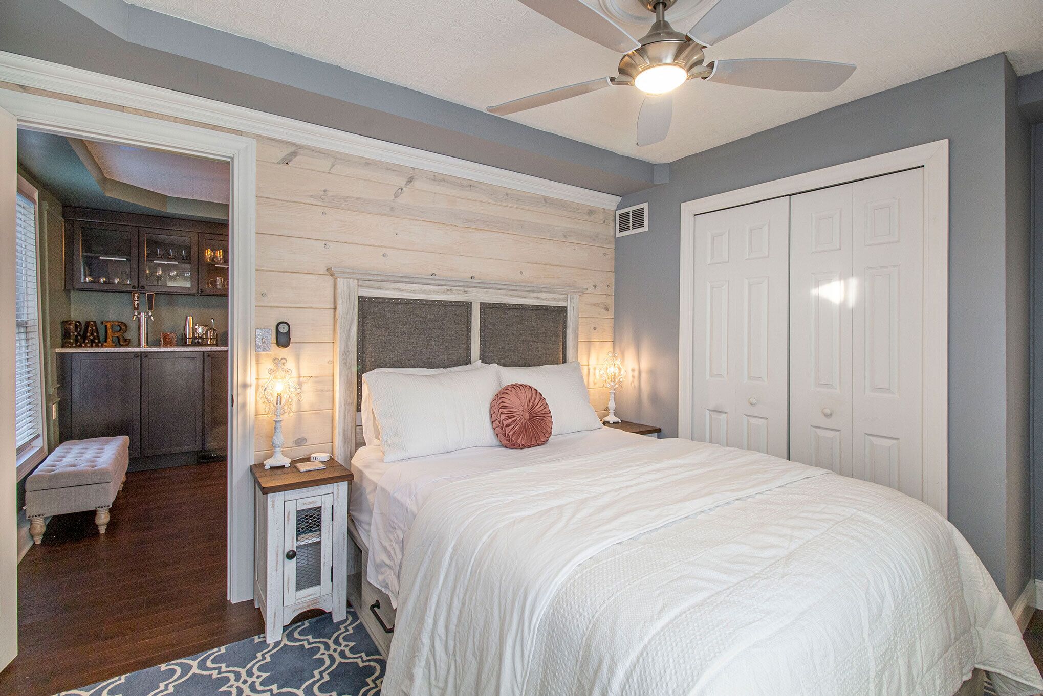 3 bedrooms, desk, iron/ironing board, travel crib