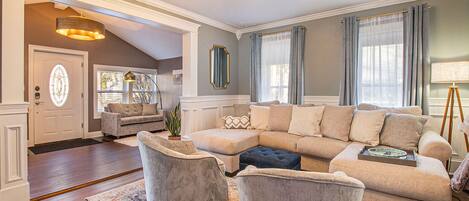 Een smart-tv, een open haard, videogames en een tafeltennistafel