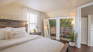 3 bedrooms, desk, iron/ironing board, travel crib