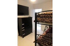 3 chambres, bureau, fer et planche Ă repasser, accĂšs au Wi-Fi (inclus)