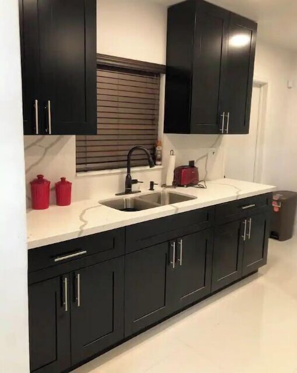 Réfrigérateur, four à micro-ondes, un four, surface de cuisson