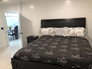 3 chambres, bureau, fer et planche à repasser, accès au Wi-Fi (inclus)