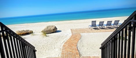 Plage, chaises longues