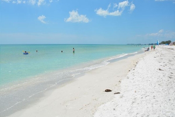 En la playa, sillas reclinables de playa