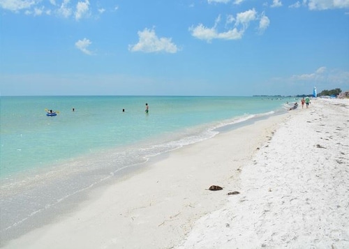 Beachfront condo in paradise with hot tub, Bradenton Beach