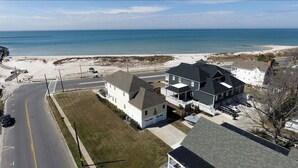 Une zone résidentielle côtière comprenant des maisons, une route et une plage.