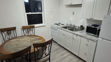 Refrigerador, microondas, horno y cafetera y tetera