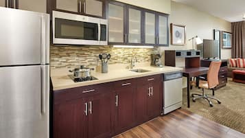 Kühlschrank, Mikrowelle, Herdplatte, Geschirrspüler