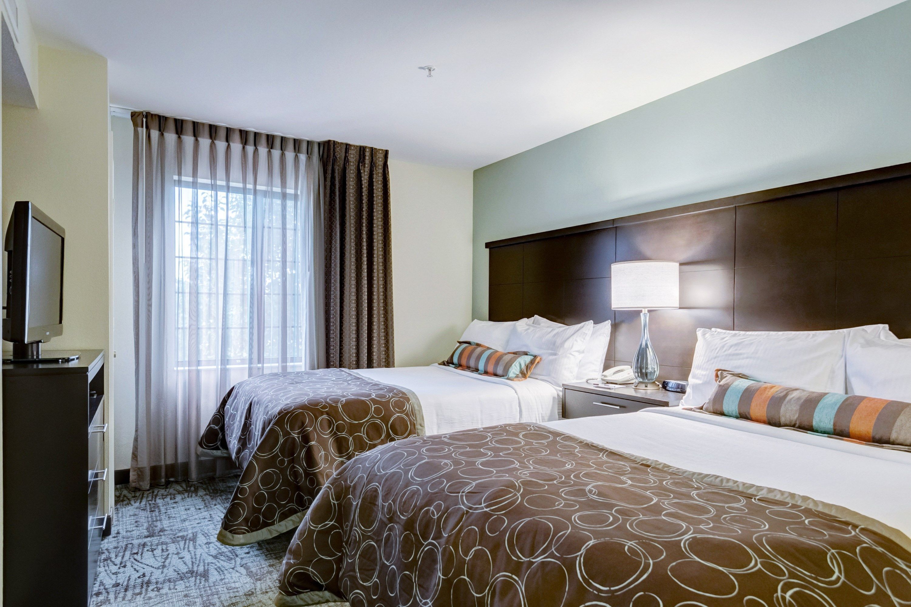 2 bedrooms, in-room safe, iron/ironing board, free WiFi