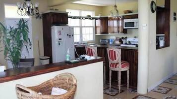 Réfrigérateur, micro-ondes, grille-pain