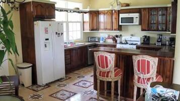 Réfrigérateur, micro-ondes, grille-pain