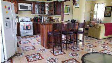 Réfrigérateur, micro-ondes, grille-pain