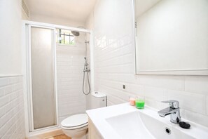 Bidet, towels