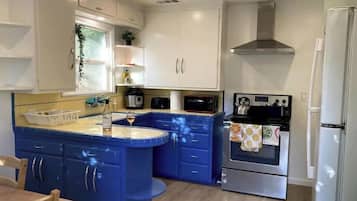 Frigorífico, microondas, horno y placa de cocina