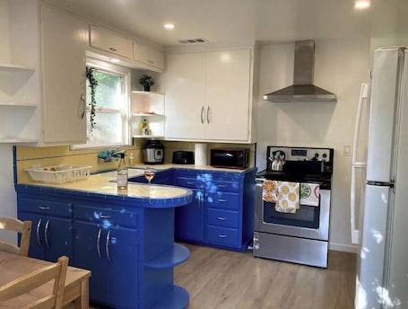 Fridge, microwave, oven, stovetop. 2 Bed Near Doctors Hospital: Beautiful, Sunny, New