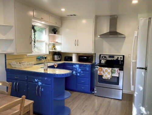 2 Bed Near Doctors Hospital: Beautiful, Sunny, New