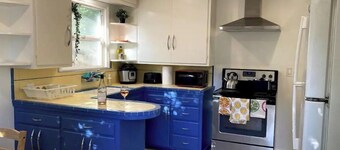 2 Bed Near Doctors Hospital: Beautiful, Sunny, New